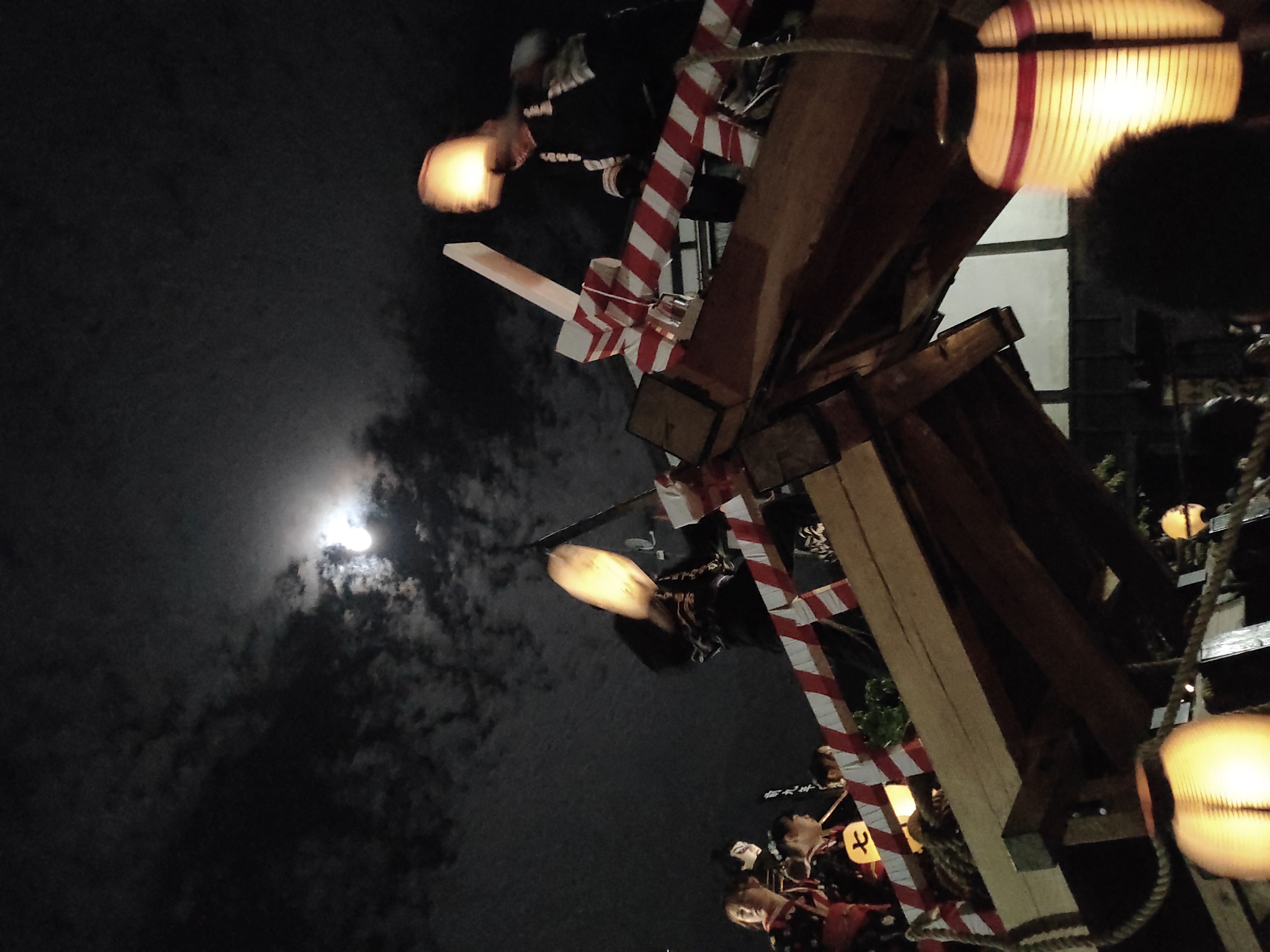 やまつぶけと月